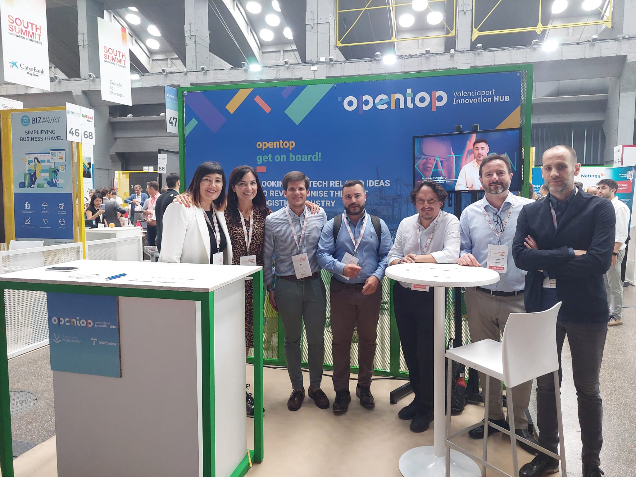 Equipo Opentop en stand South Summit