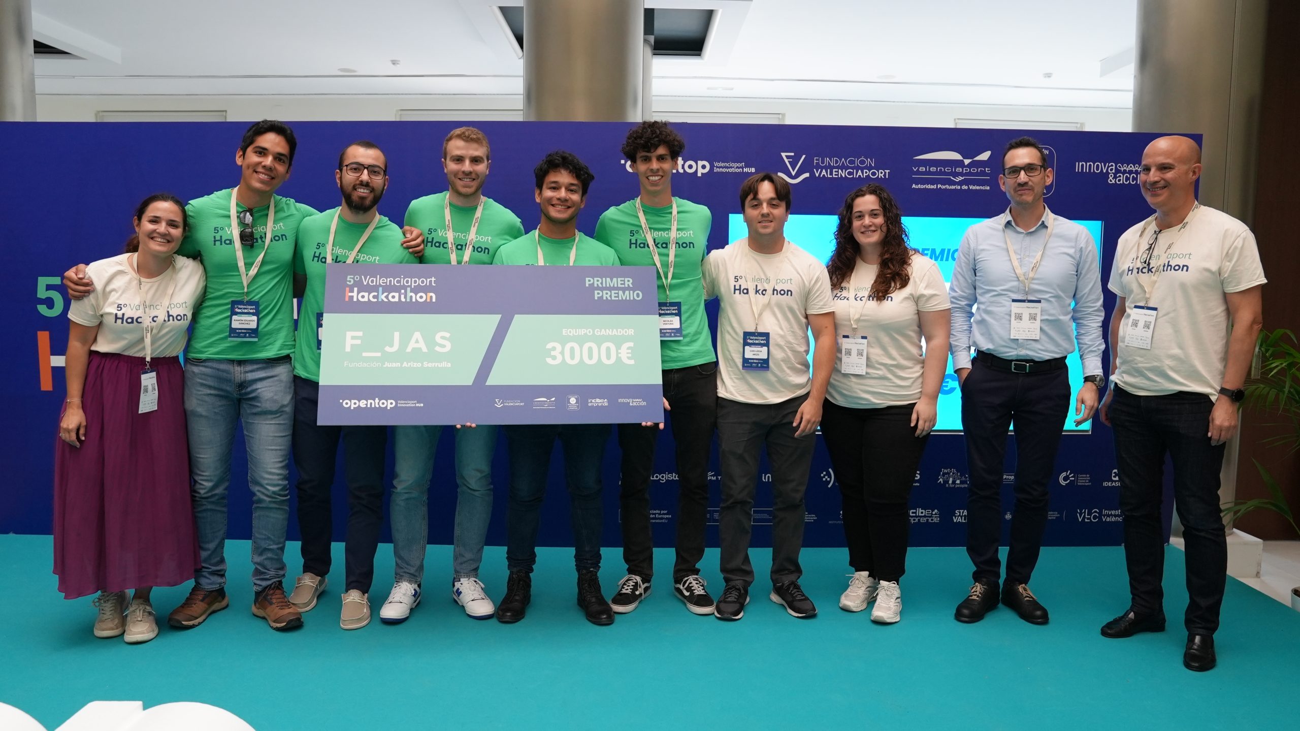 Foto 1 Premio equipo y jurado the 5th Valenciaport Hackathon